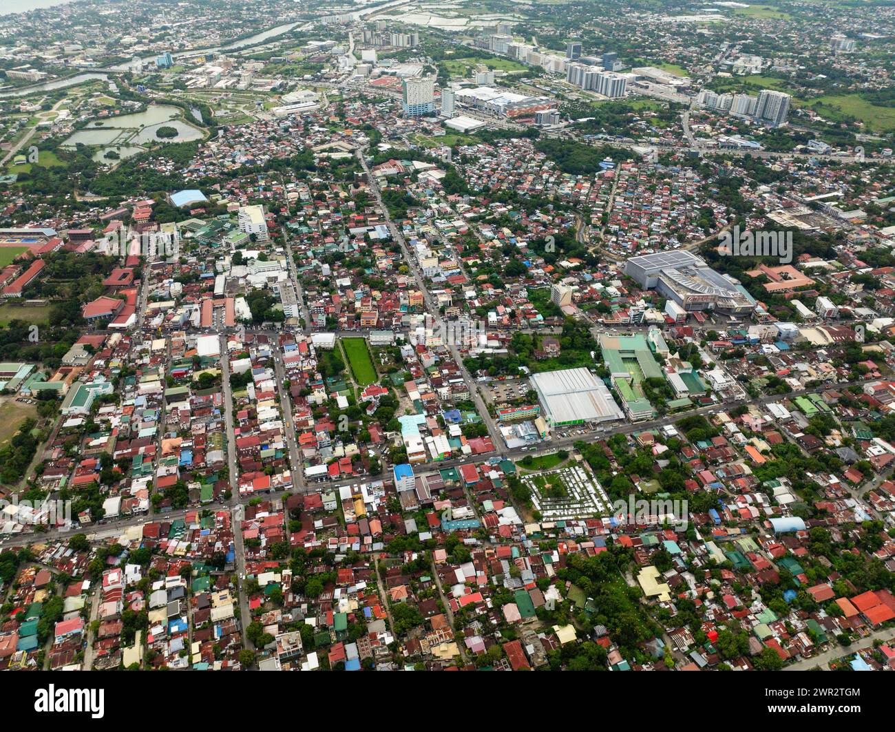 Blick von oben auf Gebäude und Straßen mit Autos in Iloilo City. Panay Island. Philippinen. Stockfoto