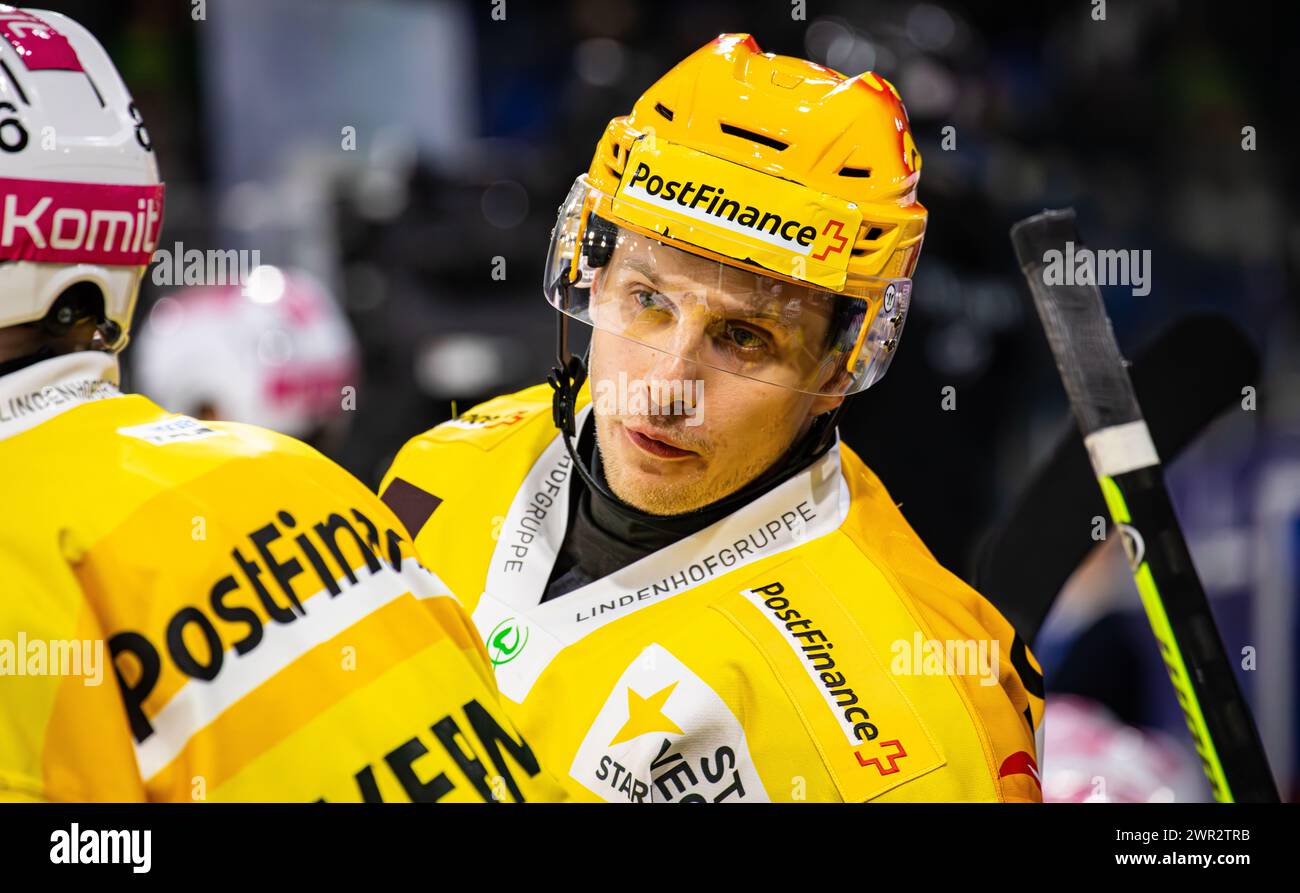 EHC Kloten - SC Bern, Stimo Arena, National League NL, reguläre Saison: Dominik Kahun, Stürmer und Topskorer SC Bern auf der Spielerbank. (Kloten, Schw Stockfoto