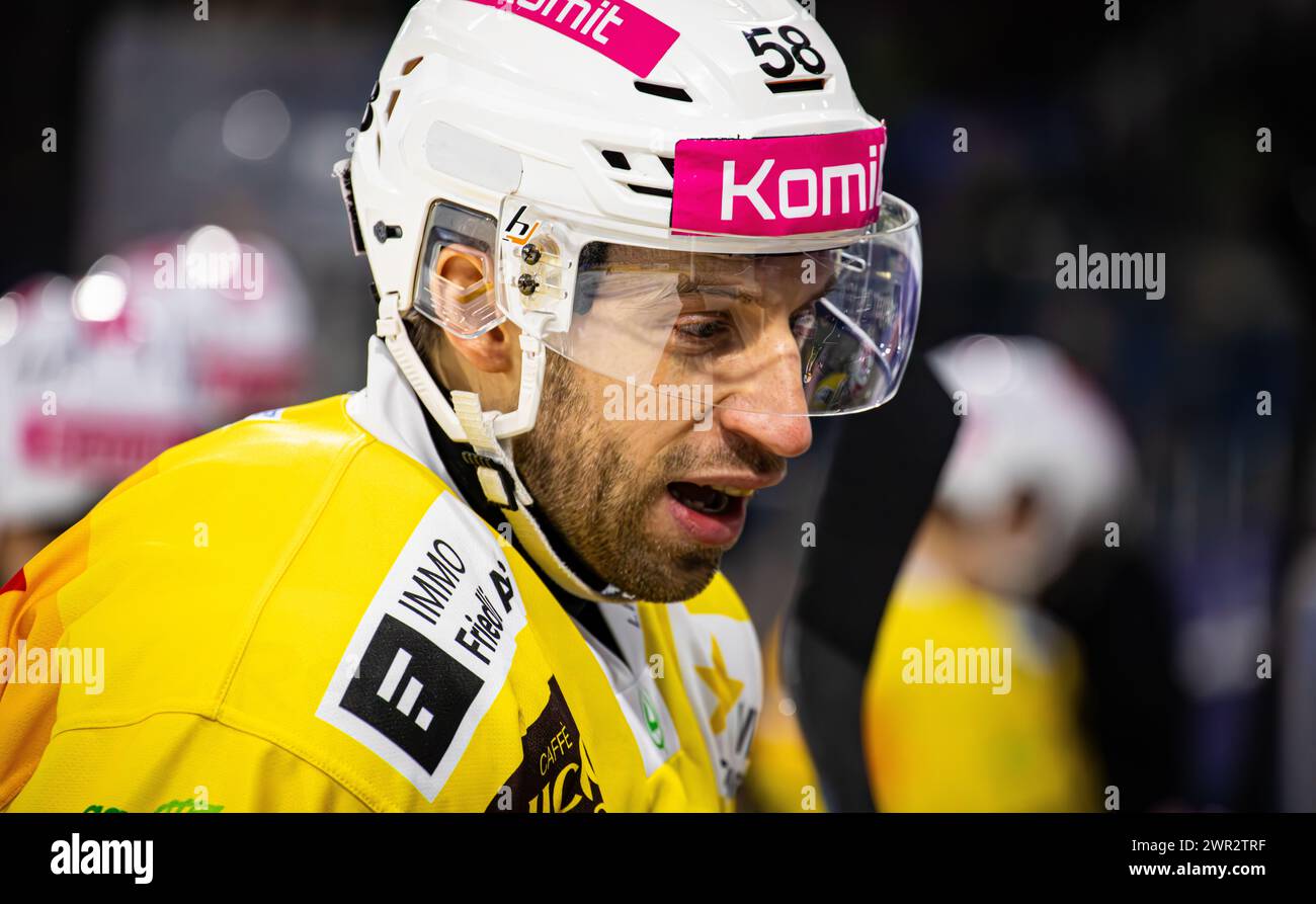EHC Kloten - SC Bern, Stimo Arena, National League NL, reguläre Saison: #58 Romain Loeffel, Verteidiger SC Bern. (Kloten, Schweiz, 23.12.2023) Stockfoto