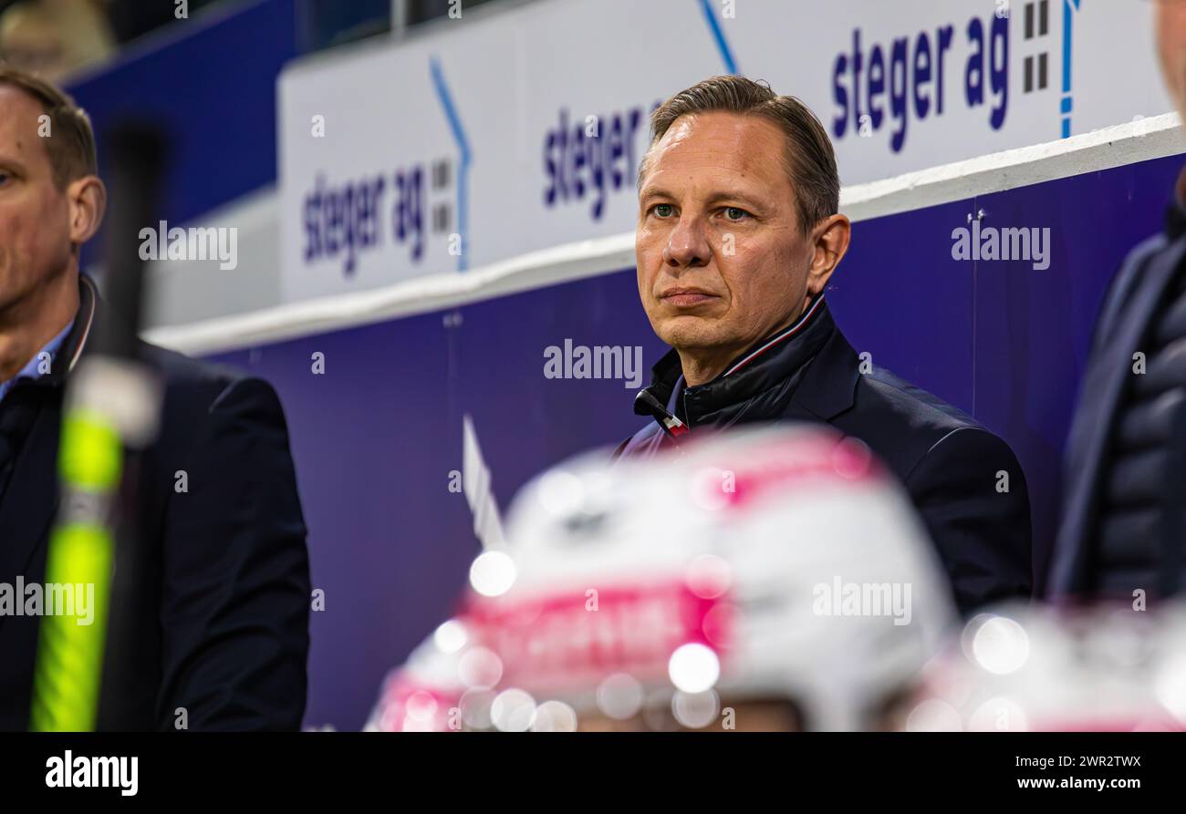 EHC Kloten - SC Bern, Stimo Arena, National League NL, reguläre Saison: Jussi Tapola, Headcoach SC Bern. (Kloten, Schweiz, 23.12.2023) Stockfoto