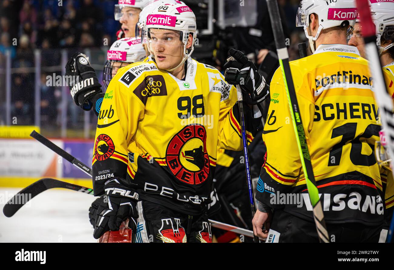 EHC Kloten - SC Bern, Stimo Arena, National League NL, reguläre Saison: #98 Benjamin Baumgartner, Stürmer SC Bern auf der Spielerbank. Daneben #10 Tris Stockfoto