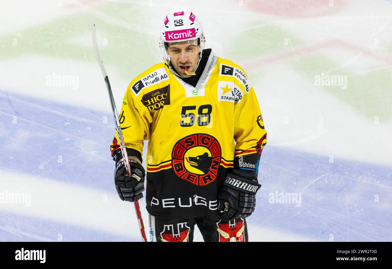 EHC Kloten - SC Bern, Stimo Arena, National League NL, reguläre Saison: #58 Romain Loeffel, Verteidiger SC Bern. (Kloten, Schweiz, 23.12.2023) Stockfoto