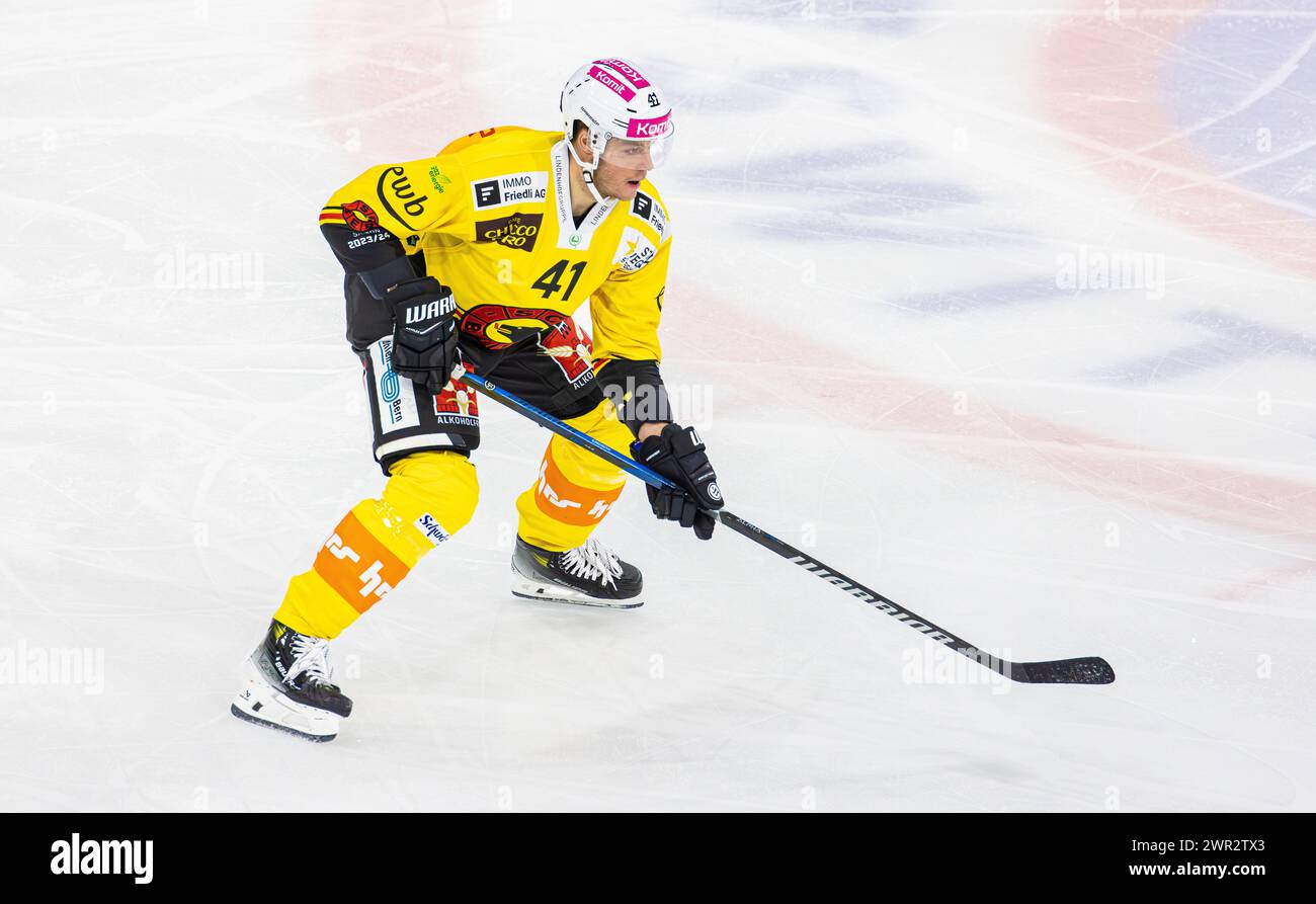 EHC Kloten - SC Bern, Stimo Arena, National League NL, reguläre Saison: #41 Simon Kindschi, Verteidiger SC Bern. (Kloten, Schweiz, 23.12.2023) Stockfoto