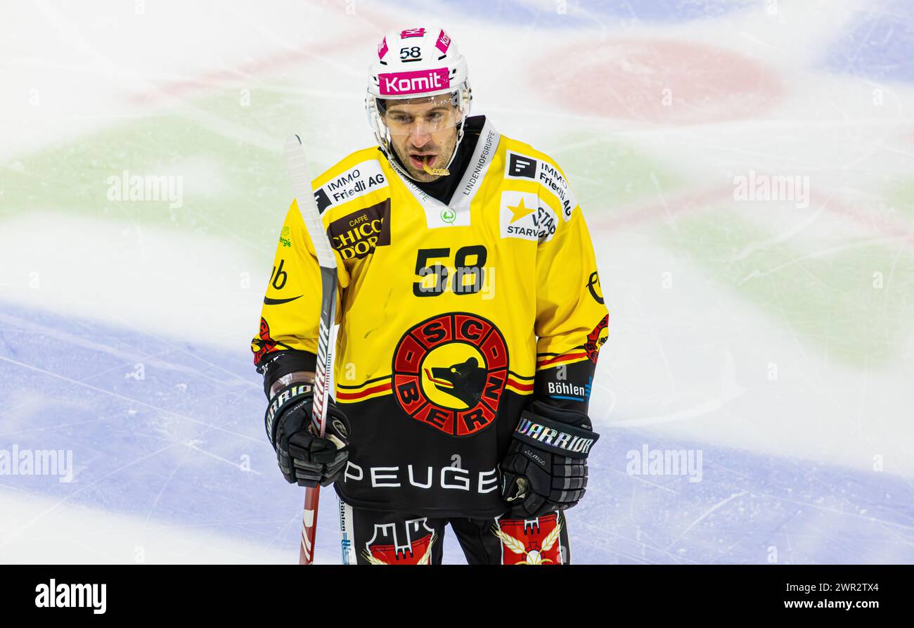 EHC Kloten - SC Bern, Stimo Arena, National League NL, reguläre Saison: #58 Romain Loeffel, Verteidiger SC Bern. (Kloten, Schweiz, 23.12.2023) Stockfoto