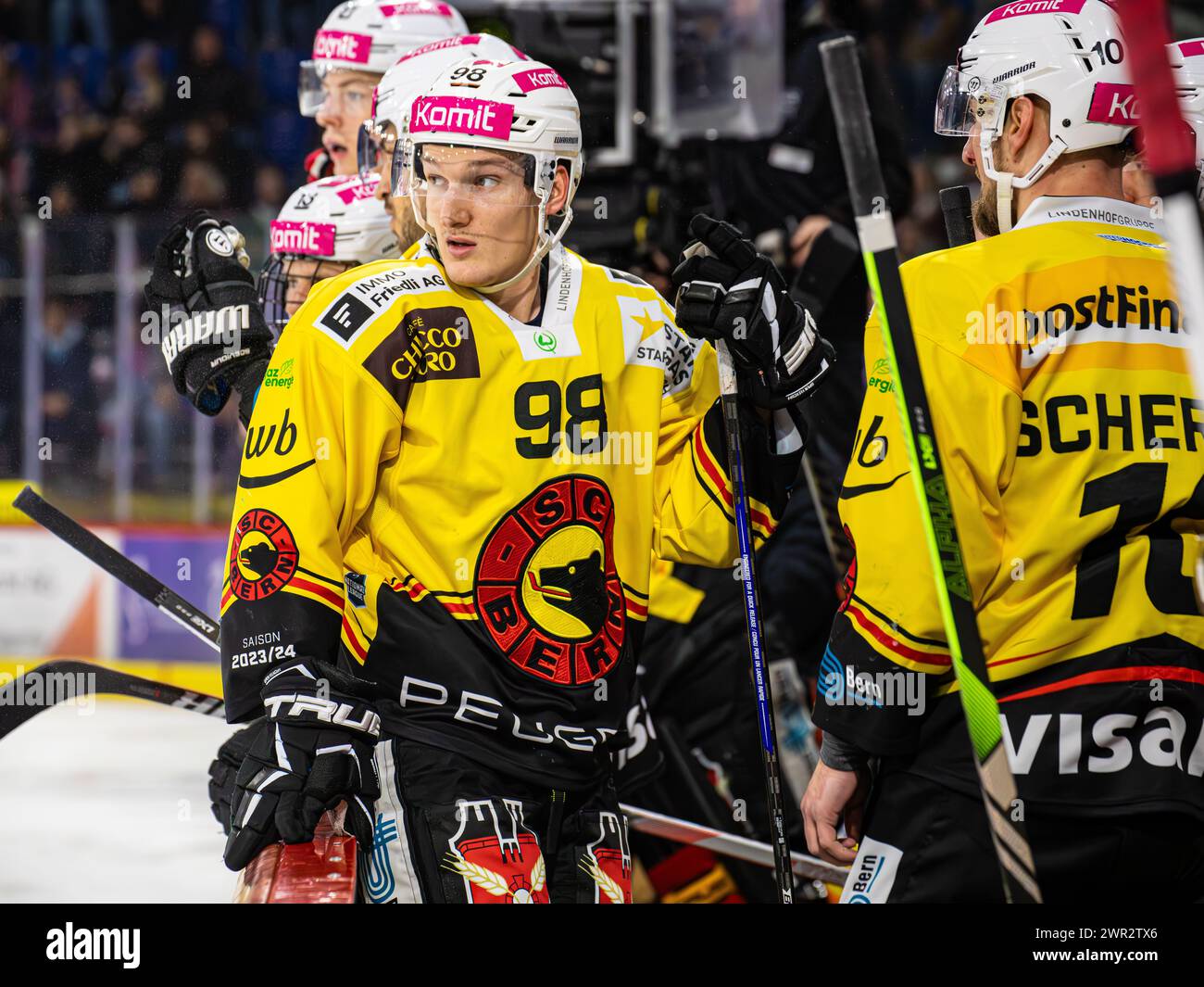 EHC Kloten - SC Bern, Stimo Arena, National League NL, reguläre Saison: #98 Benjamin Baumgartner, Stürmer SC Bern auf der Spielerbank. Daneben #10 Tris Stockfoto