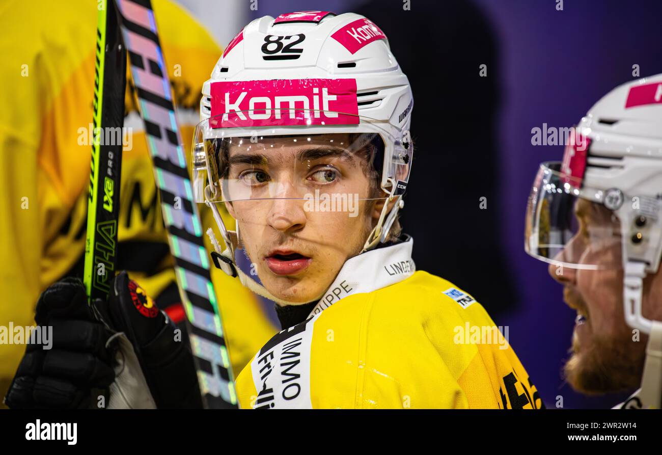 EHC Kloten - SC Bern, Stimo Arena, National League NL, reguläre Saison: #82 Nils Rhyn, Verteidiger SC Bern sitzt auf der Spielerbank. (Kloten, Schweiz, Stockfoto