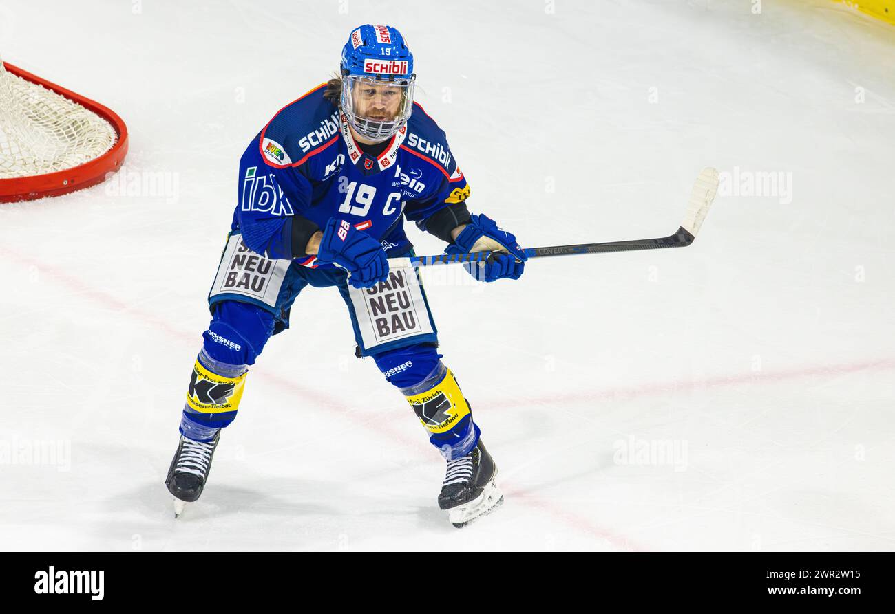 EHC Kloten - SC Bern, Stimo Arena, National League NL, reguläre Saison: #19 Steve Kellenberger, Verteidiger EHC Kloten. (Kloten, Schweiz, 23.12.2023) Stockfoto