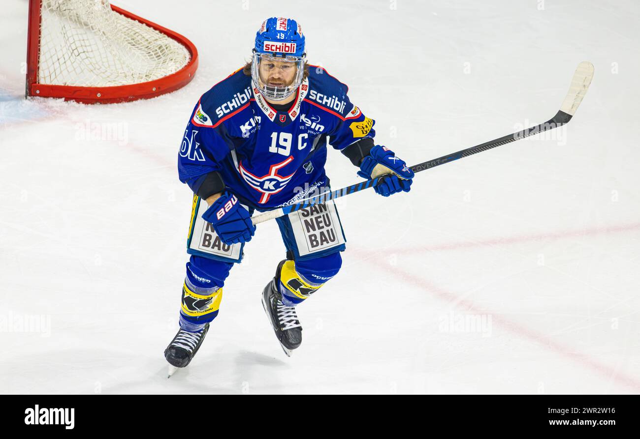 EHC Kloten - SC Bern, Stimo Arena, National League NL, reguläre Saison: #19 Steve Kellenberger, Verteidiger EHC Kloten. (Kloten, Schweiz, 23.12.2023) Stockfoto
