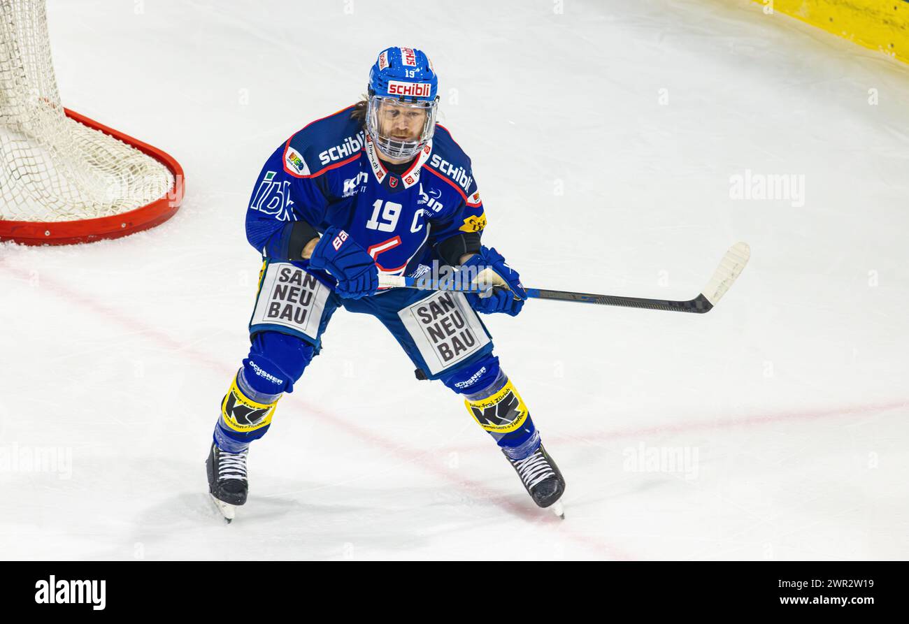 EHC Kloten - SC Bern, Stimo Arena, National League NL, reguläre Saison: #19 Steve Kellenberger, Verteidiger EHC Kloten. (Kloten, Schweiz, 23.12.2023) Stockfoto