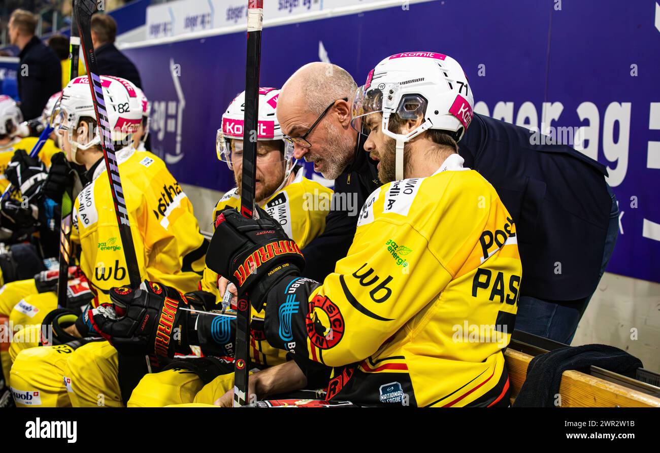 EHC Kloten - SC Bern, Stimo Arena, National League NL, reguläre Saison: Christer Olsson, Assistenztrainer SC Bern erklärtzwei Spielern die Spieltaktik. U Stockfoto