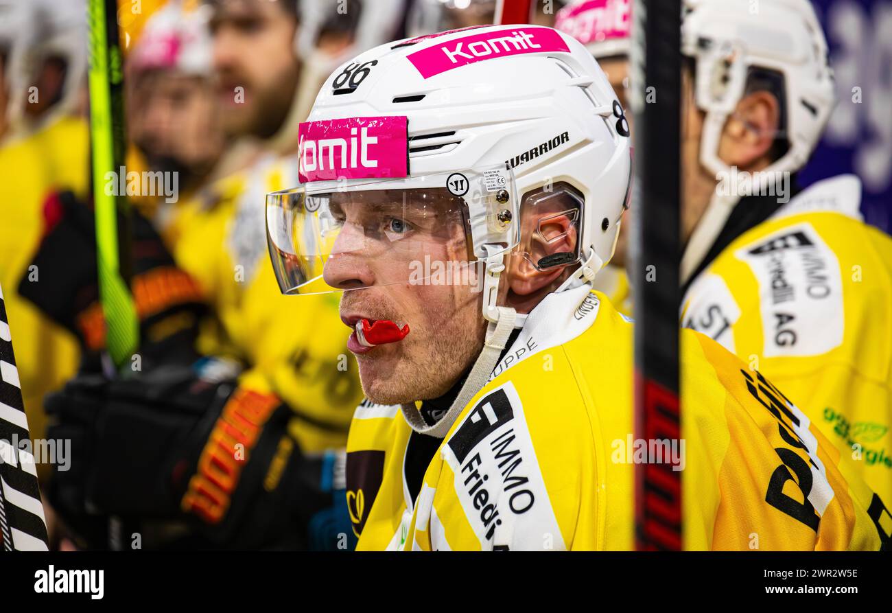 EHC Kloten - SC Bern, Stimo Arena, National League NL, reguläre Saison: #86 Joel Vermin, Stürmer SC Bern auf der Spielerbank. (Kloten, Schweiz, 23.12.2 Stockfoto