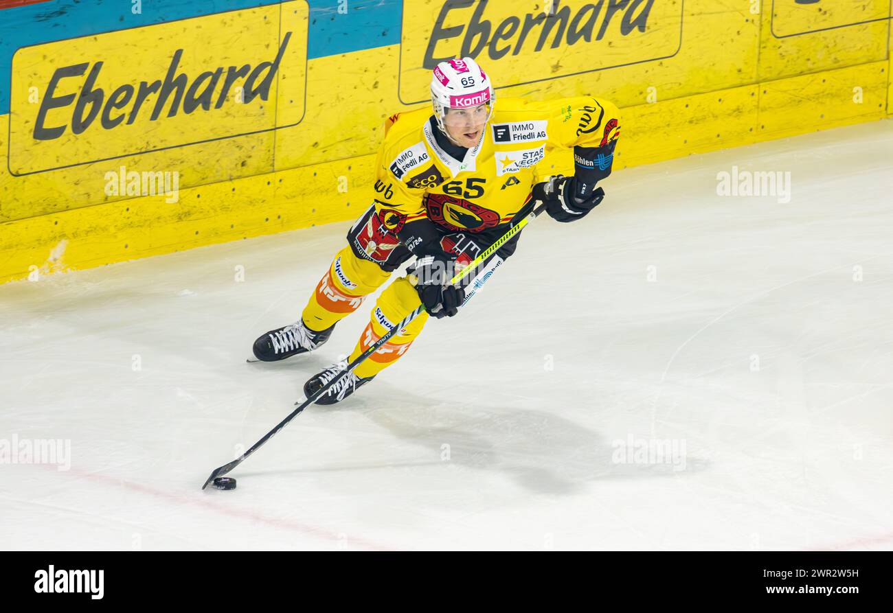 EHC Kloten - SC Bern, Stimo Arena, National League NL, reguläre Saison: #65 Ramon Untersander, Verteidiger SC Bern. (Kloten, Schweiz, 23.12.2023) Stockfoto