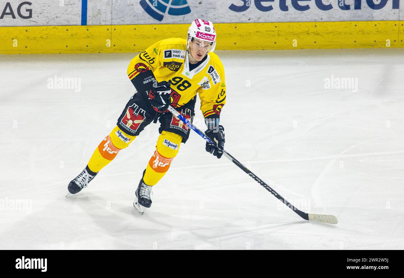EHC Kloten - SC Bern, Stimo Arena, National League NL, reguläre Saison: #98 Benjamin Baumgartner, Stürmer SC Bern. (Kloten, Schweiz, 23.12.2023) Stockfoto
