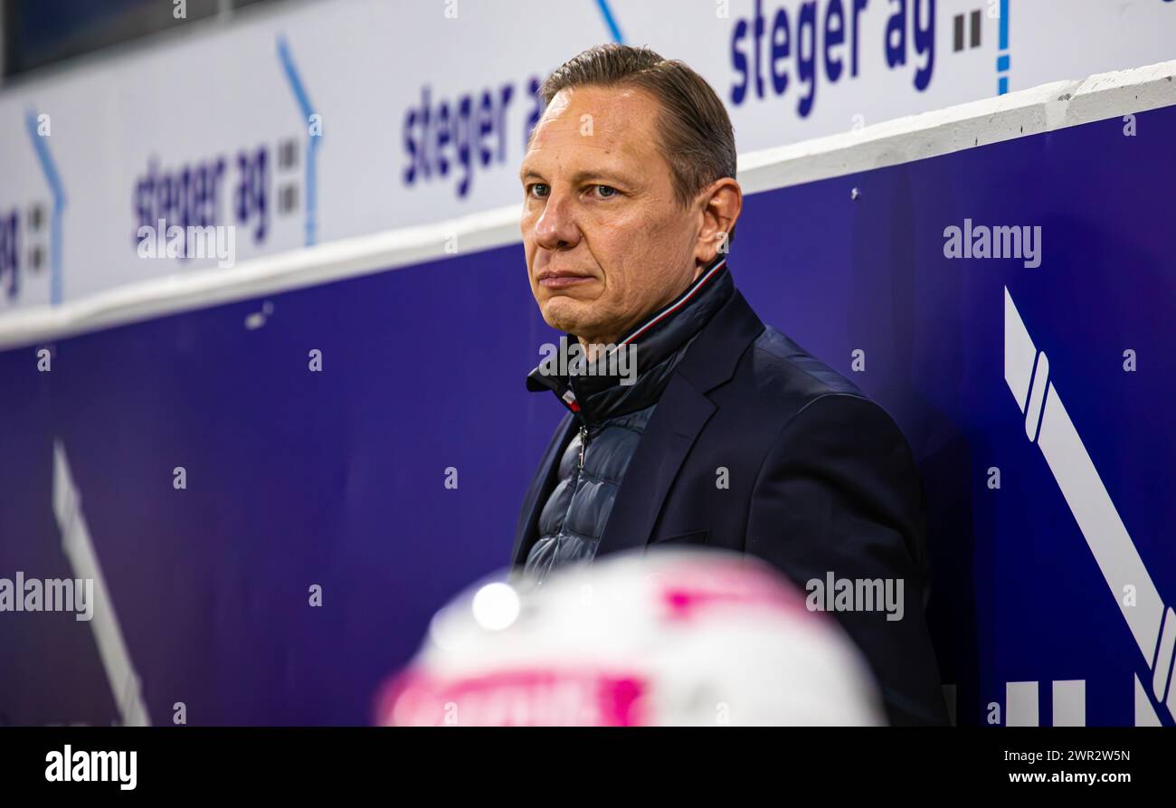 EHC Kloten - SC Bern, Stimo Arena, National League NL, reguläre Saison: Jussi Tapola, Headcoach SC Bern. (Kloten, Schweiz, 23.12.2023) Stockfoto
