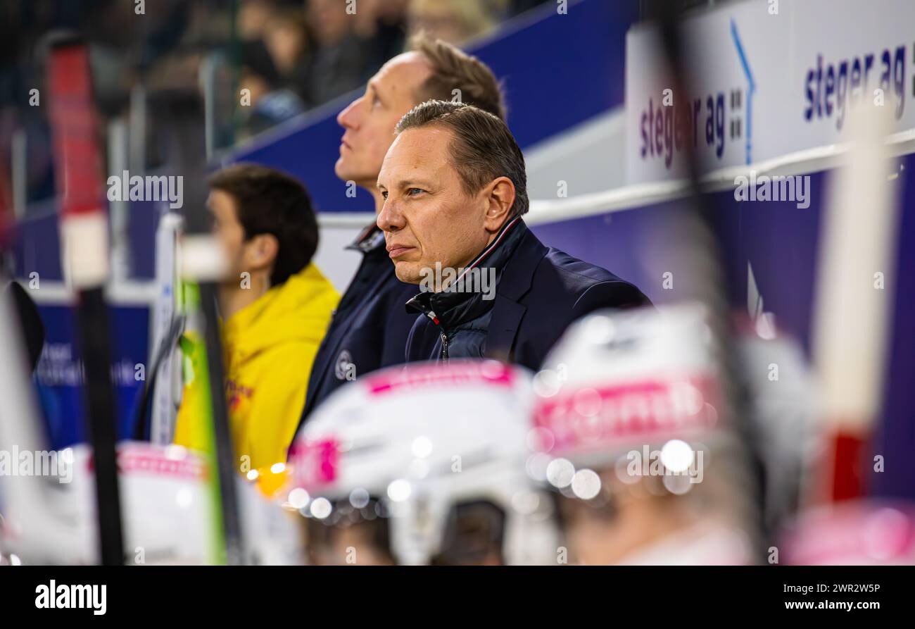 EHC Kloten - SC Bern, Stimo Arena, National League NL, reguläre Saison: Jussi Tapola, Headcoach SC Bern. (Kloten, Schweiz, 23.12.2023) Stockfoto