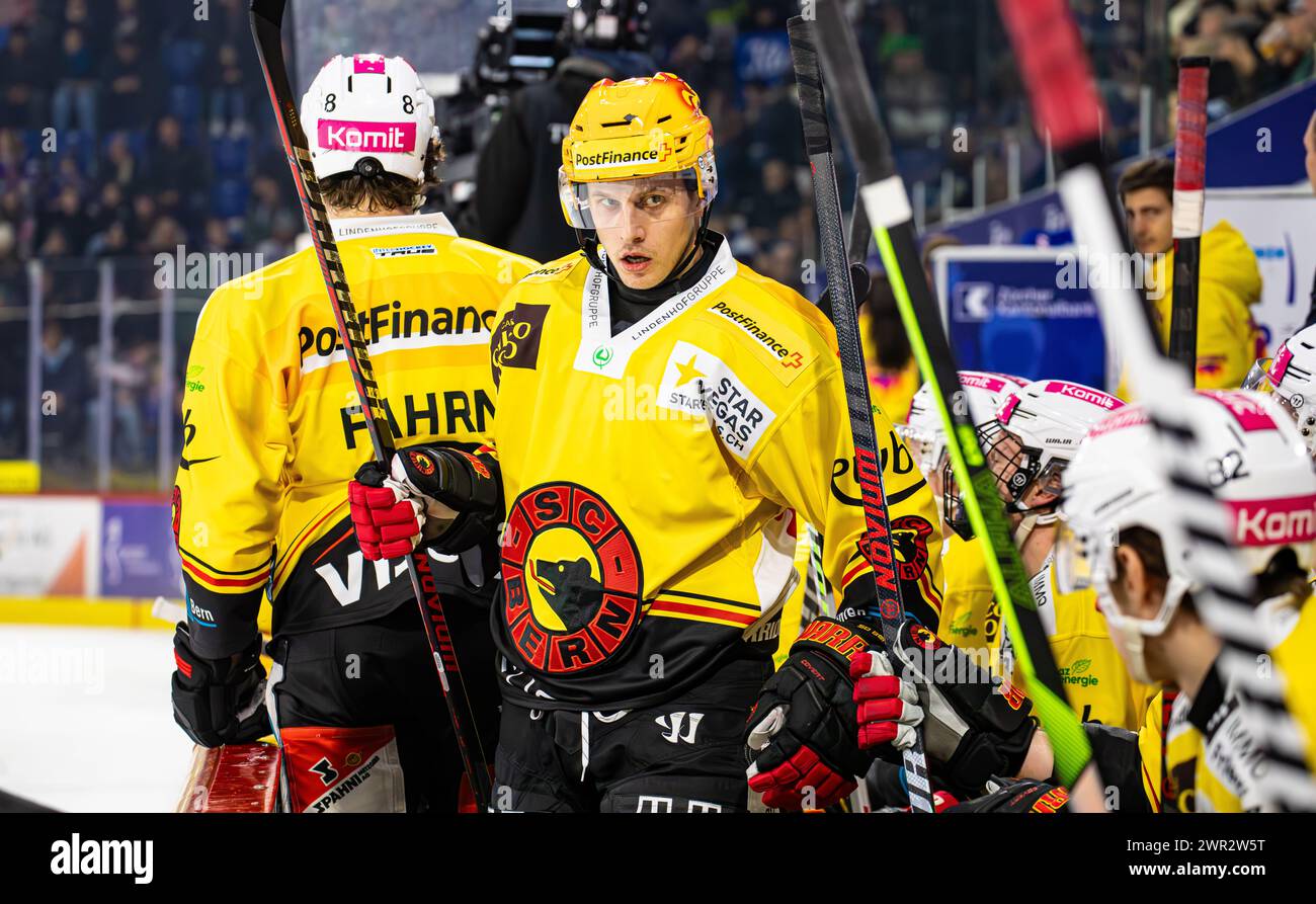EHC Kloten - SC Bern, Stimo Arena, National League NL, reguläre Saison: Dominik Kahun, Stürmer und Topskorer SC Bern auf der Spielerbank. (Kloten, Schw Stockfoto