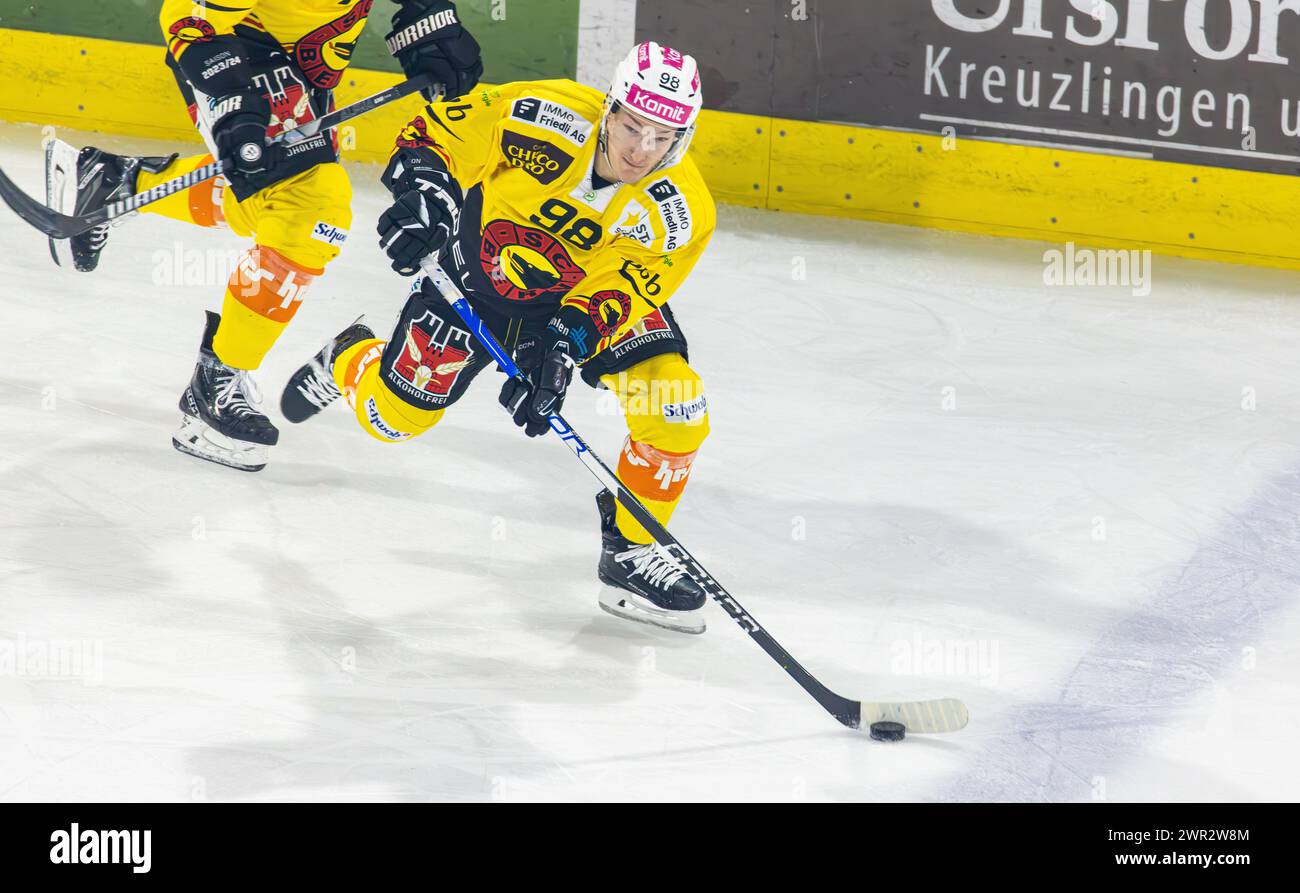 EHC Kloten - SC Bern, Stimo Arena, National League NL, reguläre Saison: #98 Benjamin Baumgartner, Stürmer SC Bern. (Kloten, Schweiz, 23.12.2023) Stockfoto