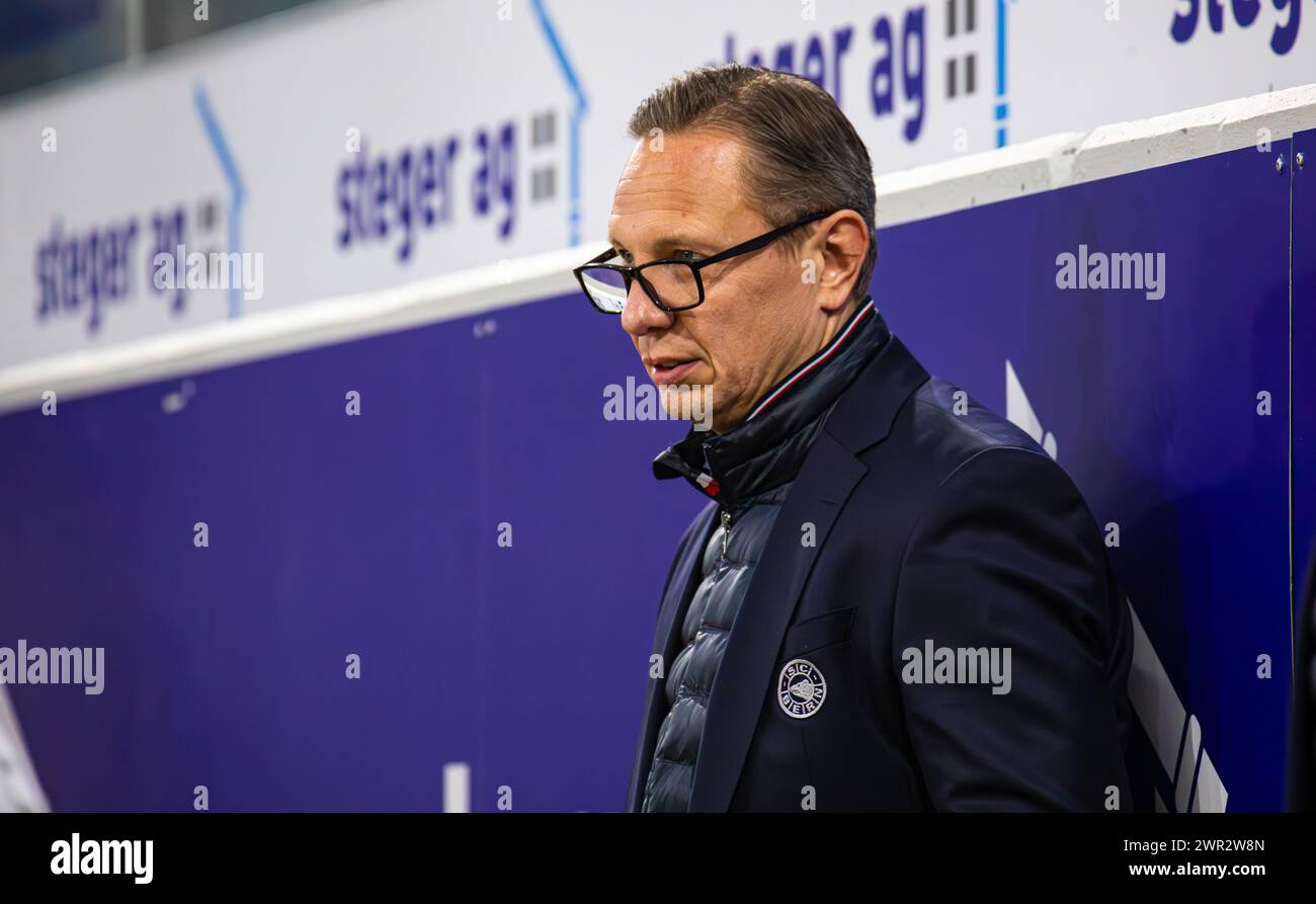 EHC Kloten - SC Bern, Stimo Arena, National League NL, reguläre Saison: Jussi Tapola, Headcoach SC Bern. (Kloten, Schweiz, 23.12.2023) Stockfoto