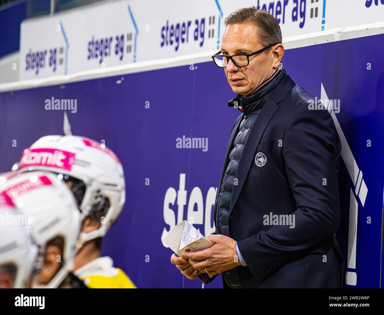 EHC Kloten - SC Bern, Stimo Arena, National League NL, reguläre Saison: Jussi Tapola, Headcoach SC Bern. (Kloten, Schweiz, 23.12.2023) Stockfoto
