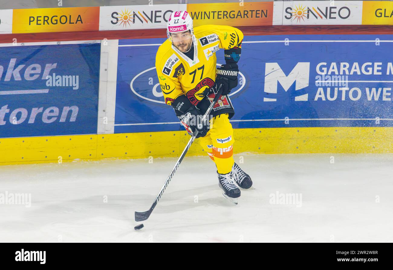 EHC Kloten - SC Bern, Stimo Arena, National League NL, reguläre Saison: #77 Colton Sceviour, Stürmer SC Bern mit dem Puck. (Kloten, Schweiz, 23.12.2023 Stockfoto