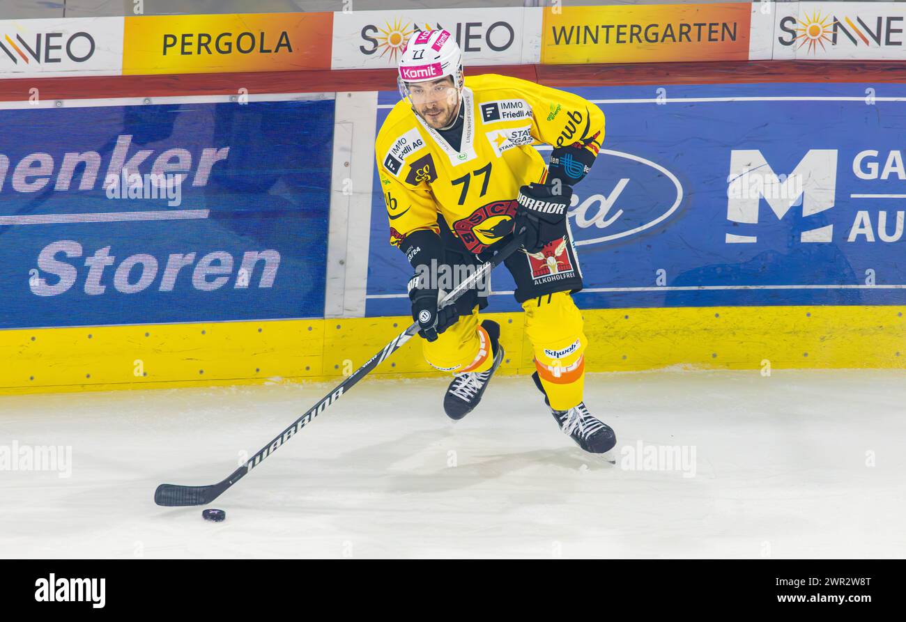 EHC Kloten - SC Bern, Stimo Arena, National League NL, reguläre Saison: #77 Colton Sceviour, Stürmer SC Bern mit dem Puck. (Kloten, Schweiz, 23.12.2023 Stockfoto