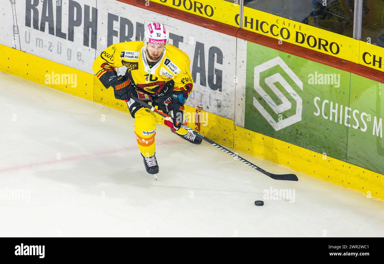 EHC Kloten - SC Bern, Stimo Arena, National League NL, reguläre Saison: #10 Tristan Scherwey, Stürmer SC Bern mit dem Puck. (Kloten, Schweiz, 23.12.202 Stockfoto