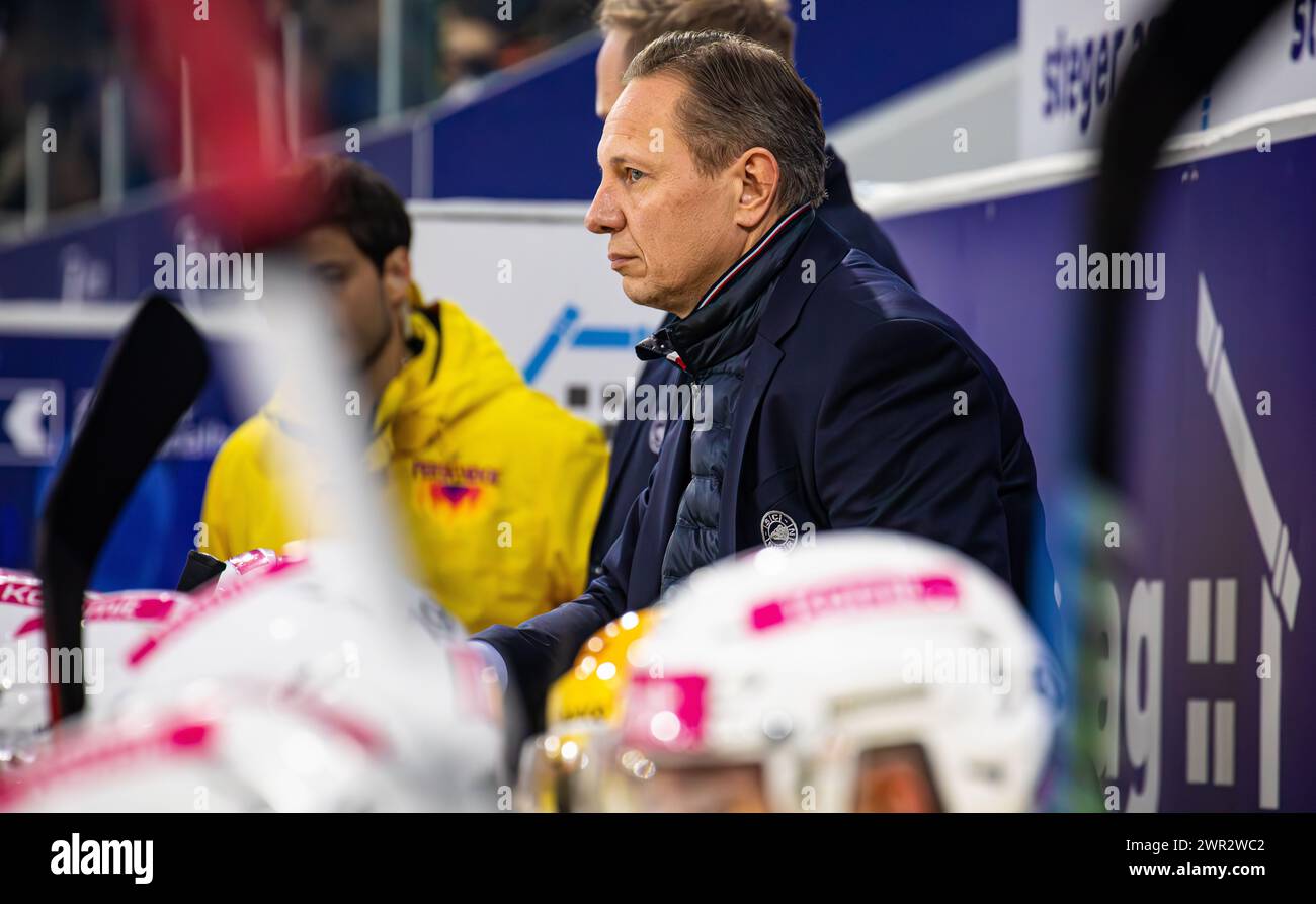 EHC Kloten - SC Bern, Stimo Arena, National League NL, reguläre Saison: Jussi Tapola, Headcoach SC Bern. (Kloten, Schweiz, 23.12.2023) Stockfoto
