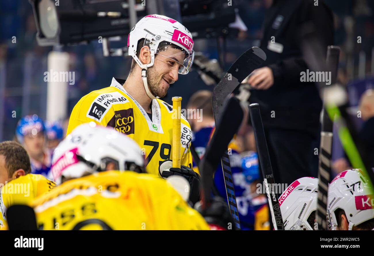 EHC Kloten - SC Bern, Stimo Arena, National League NL, reguläre Saison: #79 Thierry Bader, Stürmer SC Bern auf der Spielerbank. (Kloten, Schweiz, 23,12 Stockfoto