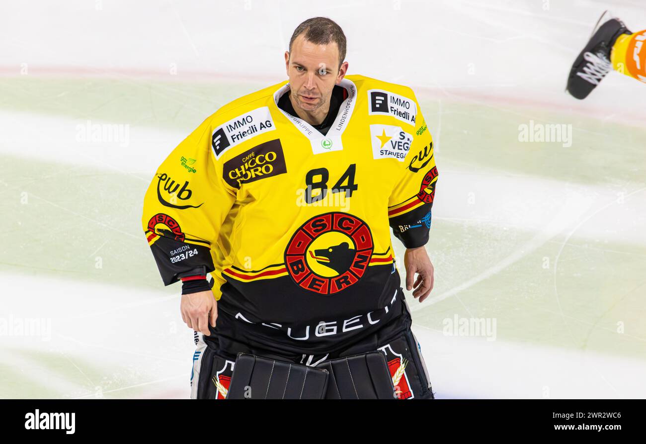 EHC Kloten - SC Bern, Stimo Arena, National League NL, reguläre Saison: #84 Daniel Manzato, Torhüter SC Bern. (Kloten, Schweiz, 23.12.2023) Stockfoto