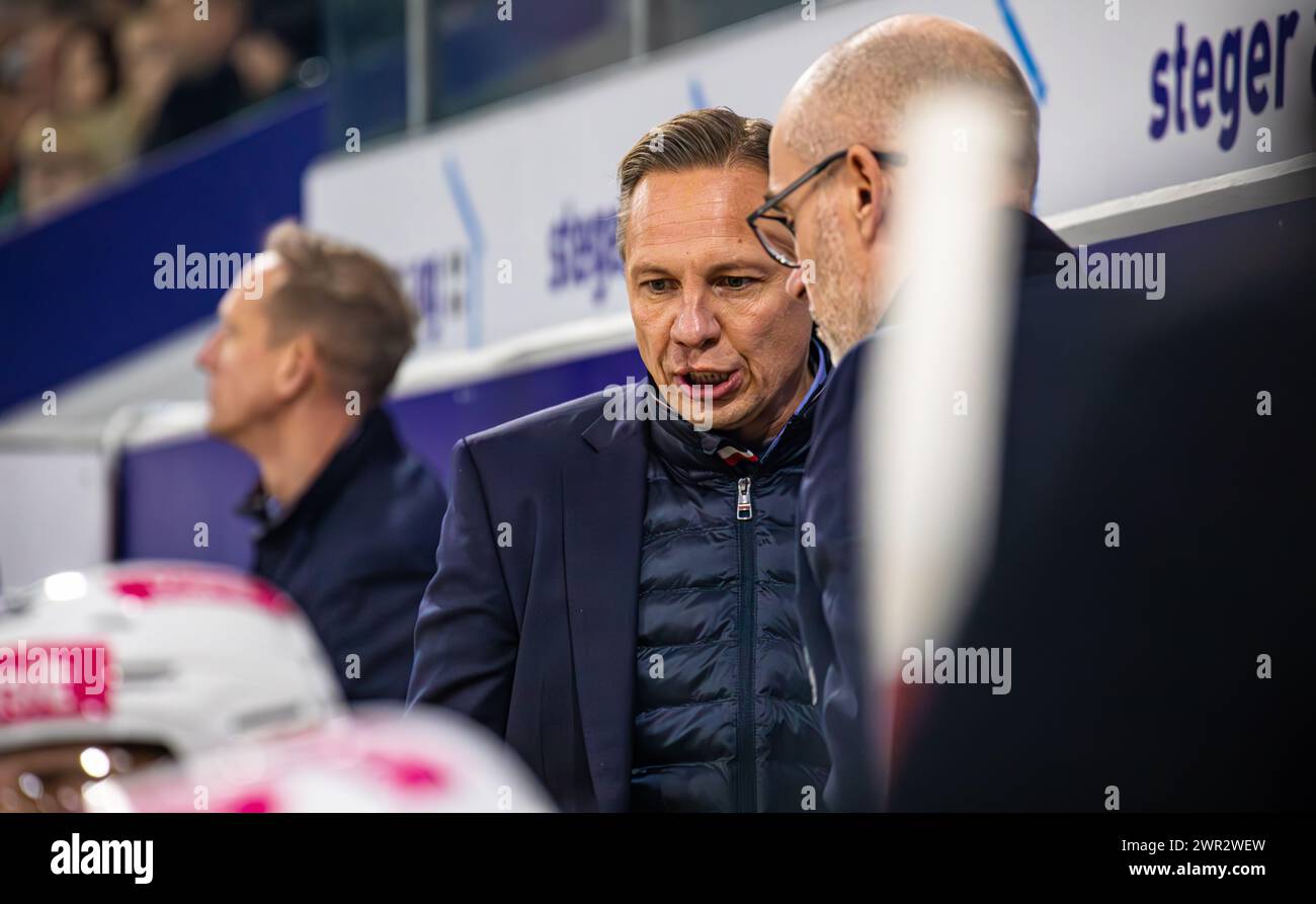 EHC Kloten - SC Bern, Stimo Arena, National League NL, reguläre Saison: Jussi Tapola, Headcoach SC Bern bespricht sich mit seinem Assitenztrainer Chris Stockfoto