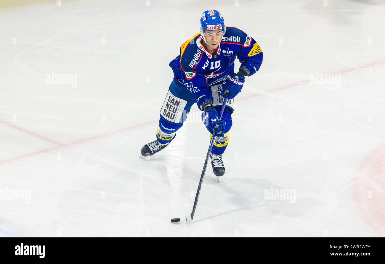 EHC Kloten - SC Bern, Stimo Arena, National League NL, reguläre Saison: #10 Jonathan Ang, Stürmer EHC Kloten. (Kloten, Schweiz, 23.12.2023) Stockfoto
