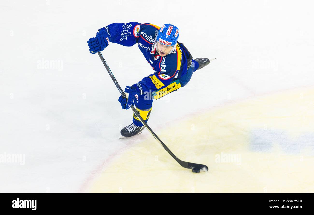 EHC Kloten - SC Bern, Stimo Arena, National League NL, reguläre Saison: #9 Mika Henauer, Verteidiger EHC Kloten spielt einen Pass. (Kloten, Schweiz, 23 Stockfoto