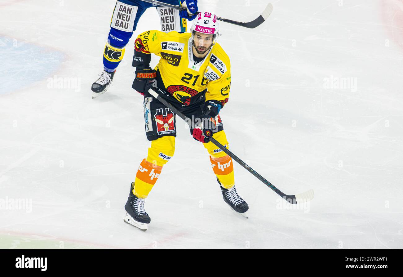 EHC Kloten - SC Bern, Stimo Arena, National League NL, reguläre Saison: #21 Simon Moser, Stürmer SC Bern. (Kloten, Schweiz, 23.12.2023) Stockfoto