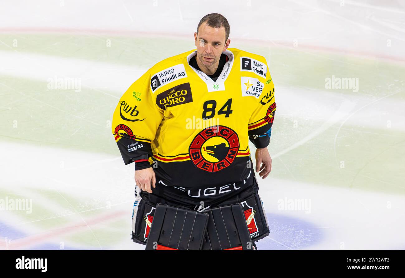EHC Kloten - SC Bern, Stimo Arena, National League NL, reguläre Saison: #84 Daniel Manzato, Torhüter SC Bern. (Kloten, Schweiz, 23.12.2023) Stockfoto