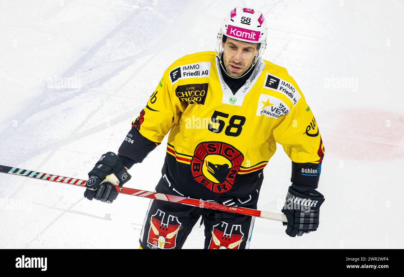 EHC Kloten - SC Bern, Stimo Arena, National League NL, reguläre Saison: #58 Romain Loeffel, Verteidiger SC Bern. (Kloten, Schweiz, 23.12.2023) Stockfoto