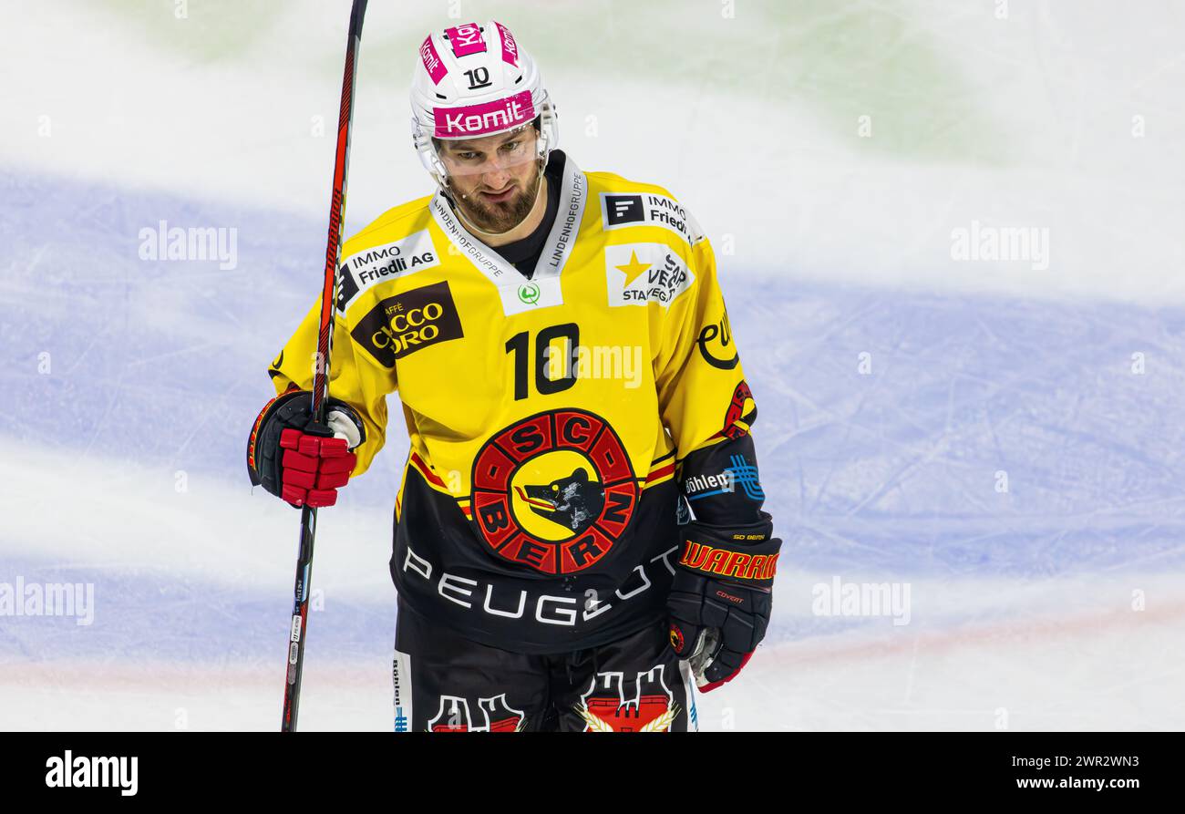 EHC Kloten - SC Bern, Stimo Arena, National League NL, reguläre Saison: #10 Tristan Scherwey, Stürmer SC Bern. (Kloten, Schweiz, 23.12.2023) Stockfoto