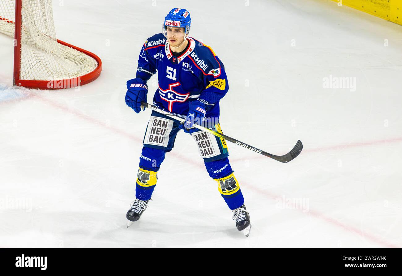 EHC Kloten - SC Bern, Stimo Arena, National League NL, reguläre Saison: #51 Keanu Derungs, Stürmer EHC Kloten. Wegen eines mit Blut verschmiertes Shirt Stockfoto