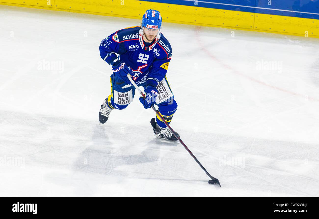 EHC Kloten - SC Bern, Stimo Arena, National League NL, reguläre Saison: #92 Nathan Beaulieu, Verteidiger EHC Kloten mit dem Puck. (Kloten, Schweiz, 23. Stockfoto