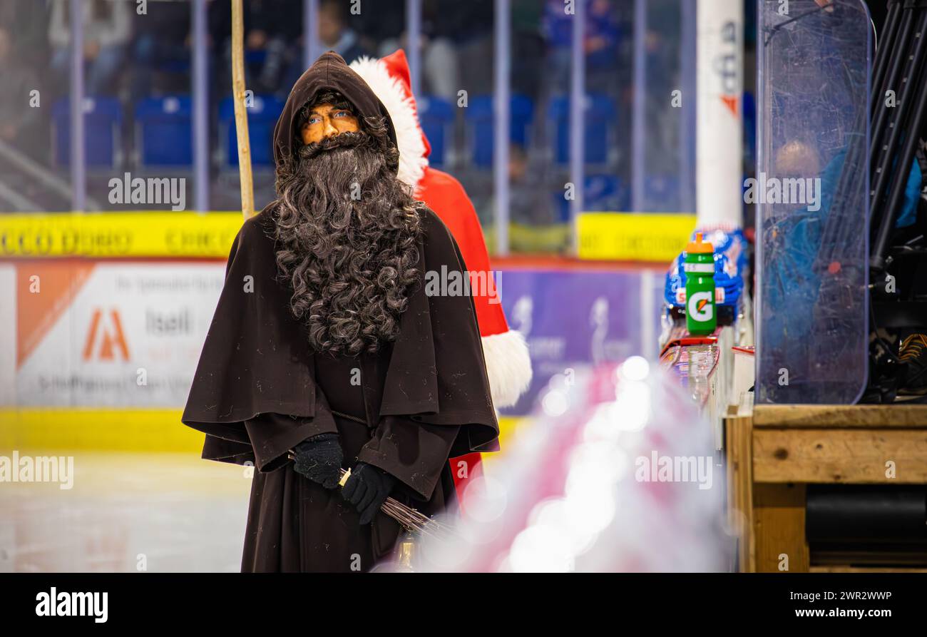 EHC Kloten - SC Bern, Stimo Arena, National League NL, reguläre Saison: Für die Spieler des SC Bern wartet der Schmutzli mit der Rute. (Kloten, Schweiz Stockfoto