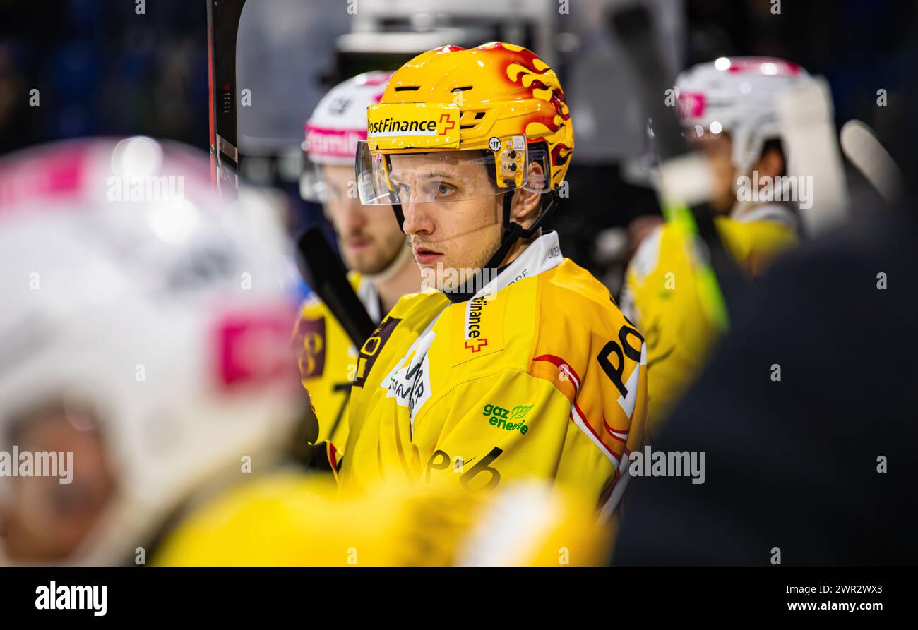 EHC Kloten - SC Bern, Stimo Arena, National League NL, reguläre Saison: Dominik Kahun, Stürmer und Topskorer SC Bern auf der Spielerbank. (Kloten, Schw Stockfoto