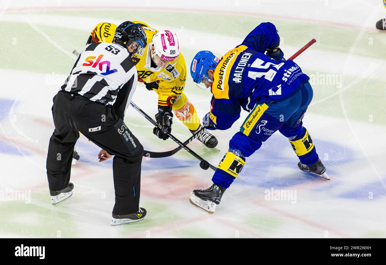 EHC Kloten - SC Bern, Stimo Arena, National League NL, reguläre Saison: #98 Benjamin Baumgartner (Bern) beim Anspiel gegen #14 Miro Aaltonen (Kloten). Stockfoto