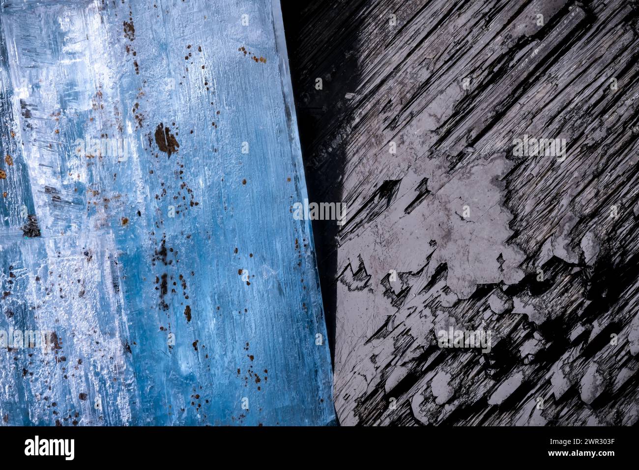 Aquamarin (blaues beryl) auf Schorl (schwarzer Turmalin) Makrofotografie Detail Textur Hintergrund. Aus Namibia. Nahaufnahme roh, unpoliert, halb-Pre Stockfoto