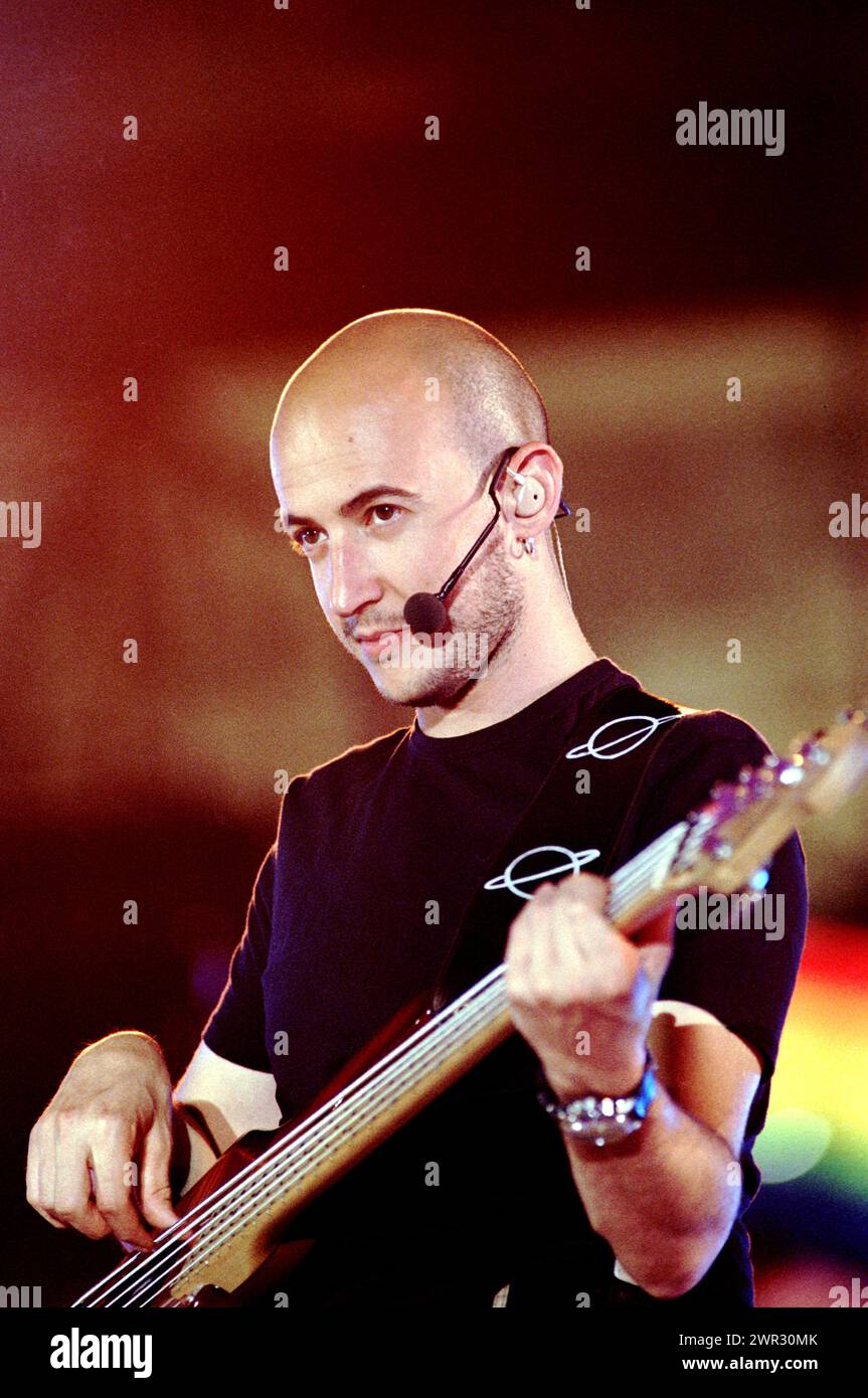 Neapel Italien 02.09.1997: Saturnino, italienischer Bassist der Jovanotti-Gruppe, während der Fernsehsendung „Festivalbar 1997“ Stockfoto