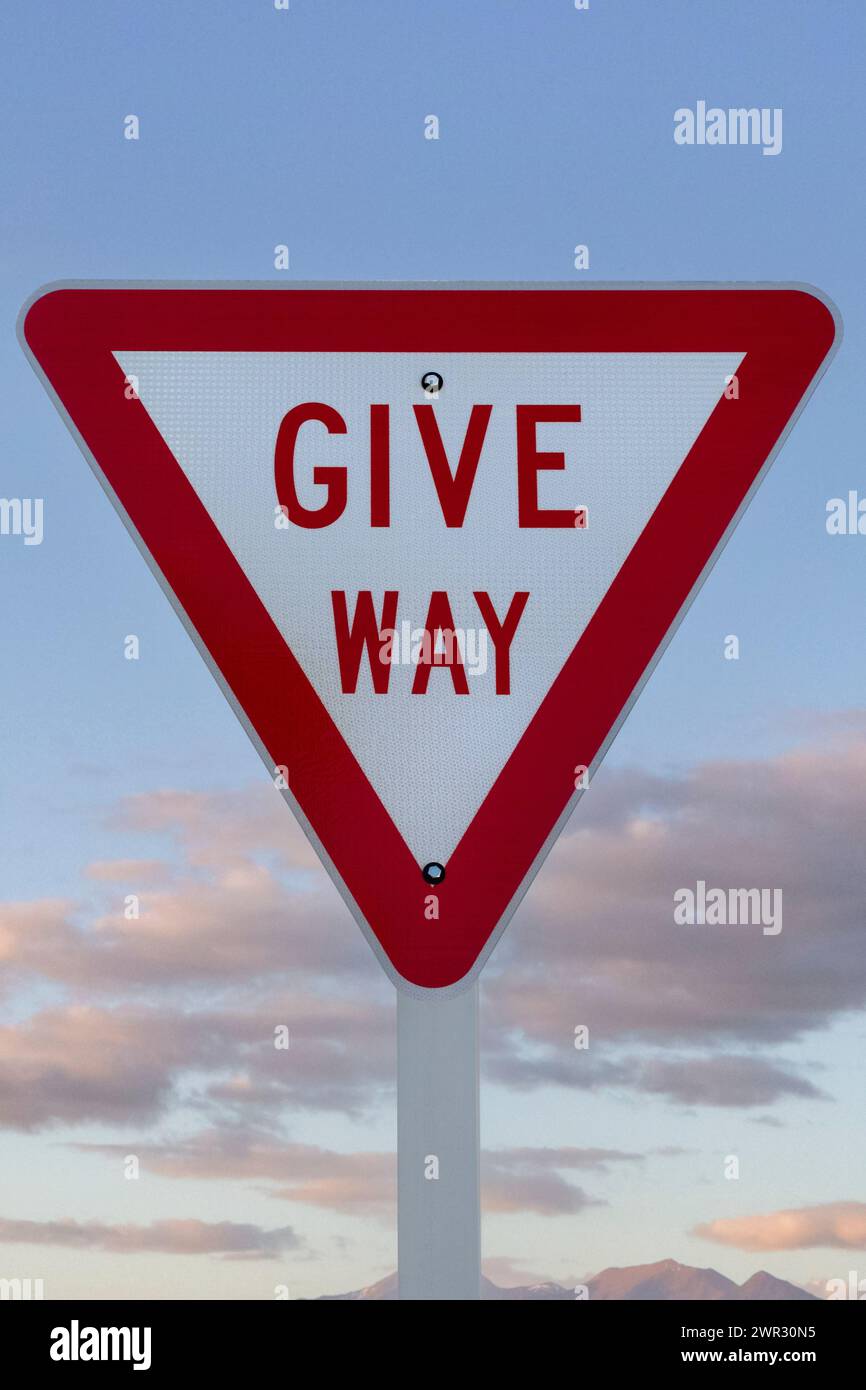 Verkehrsschild und Symbol für Give Way oder Yield auf Te Waipounamu/Südinsel, Aotearoa/Neuseeland. Das Zeichen zeigt an, dass die Treiber zusammengeführt werden Stockfoto