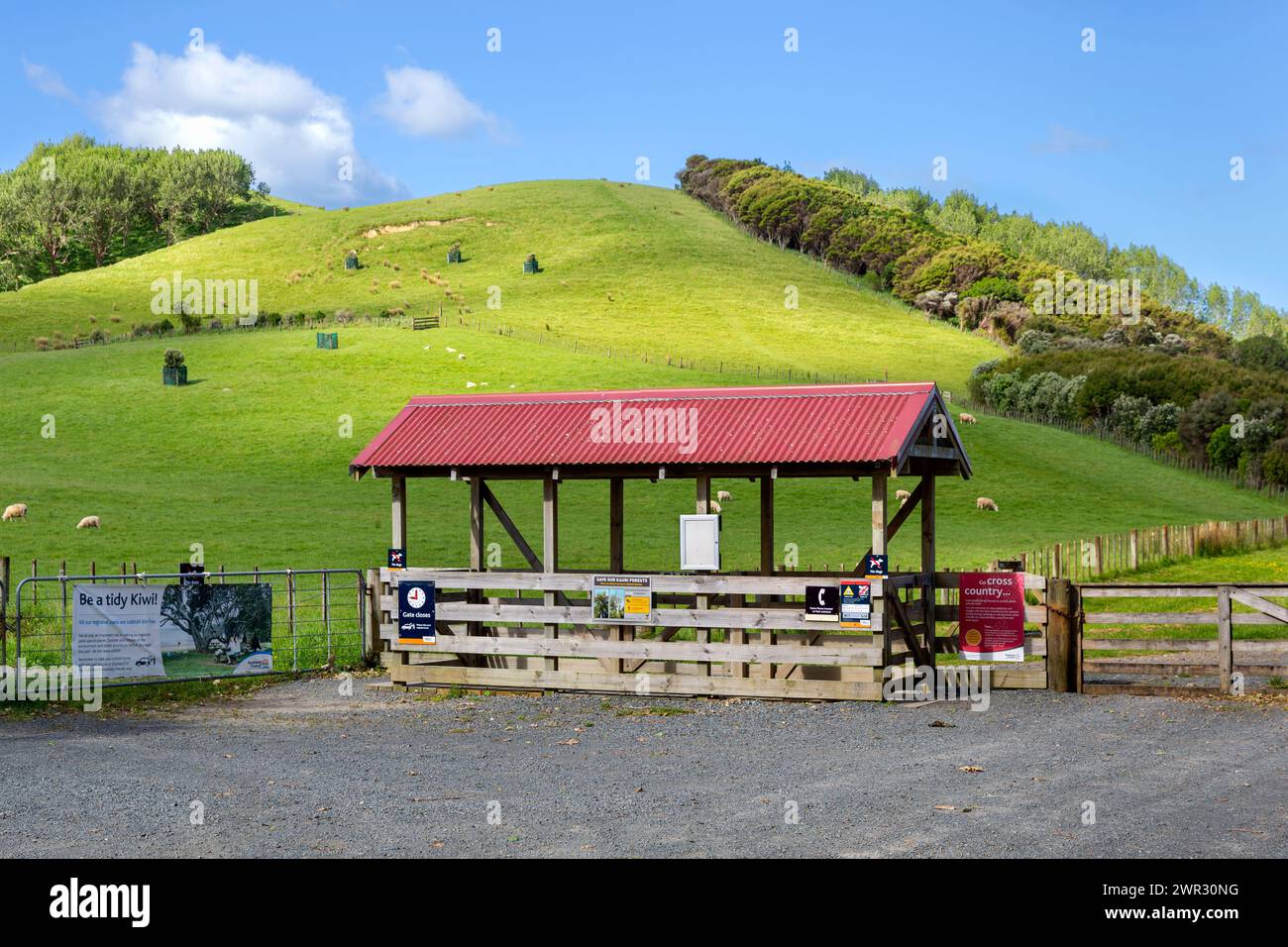 Öffentlicher Eingang für Wanderer, Touristen und Mountainbiker im Duder Regional Park, Tamaki Makaurau / Auckland Region / Neuseeland Stockfoto