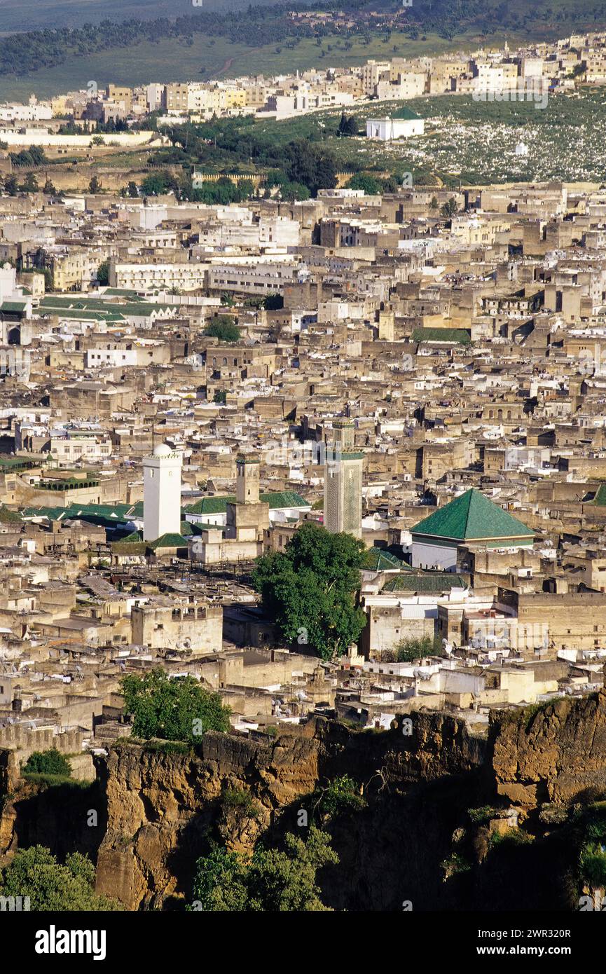 Fes, Marokko - hinter dem Weißen Minarett befindet sich die Kairouyine (Karaouiyine) Moschee; rechts ist die Zawiya von Moulay Idris II Stockfoto
