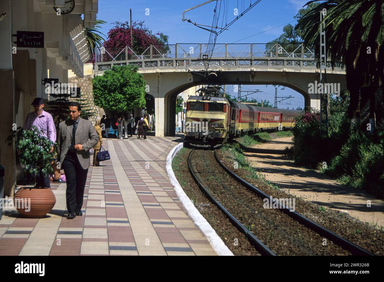 Meknes, Marokko. Zug Ankunft am Bahnhof, unterwegs nach Fès. Stockfoto