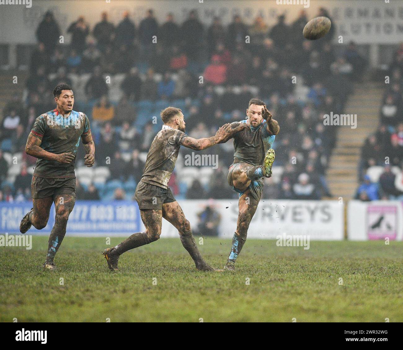 Featherstone, Großbritannien. März 2024. Wakefield Trinity's Luke Gale tritt an. Rugby League Betfred Challenge Cup, Featherstone Rovers vs Wakefield Trinity im Millennium Stadium, Featherstone, UK Credit: Dean Williams/Alamy Live News Stockfoto