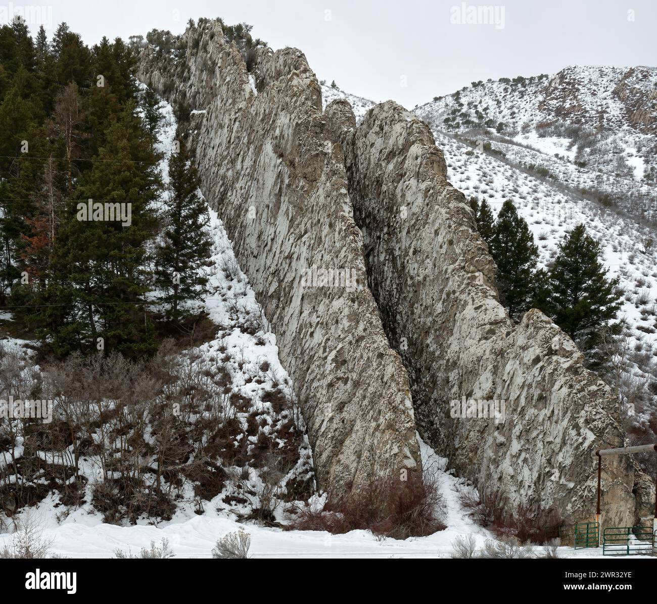 The Devil's Slide ist eine Felsformation in der Nähe der I-84 im Morgan County, Utah. Die Seiten der Rutsche sind wetterbeständige Kalksteinschichten von etwa 40 Fuß hoch, Stockfoto