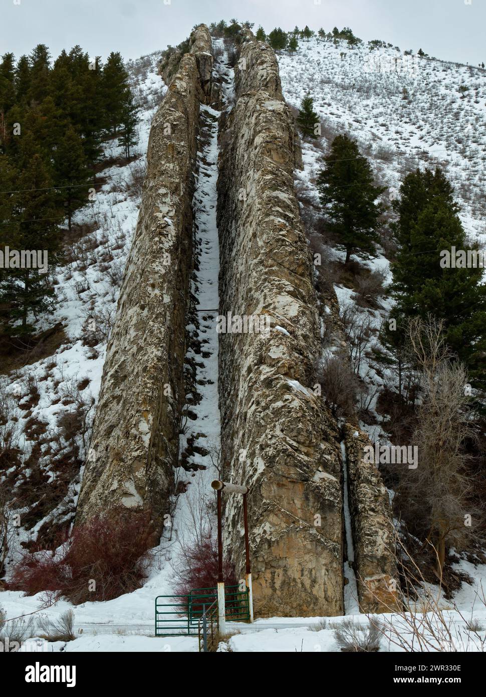 The Devil's Slide ist eine Felsformation in der Nähe der I-84 im Morgan County, Utah. Die Seiten der Rutsche sind wetterbeständige Kalksteinschichten von etwa 40 Fuß hoch, Stockfoto